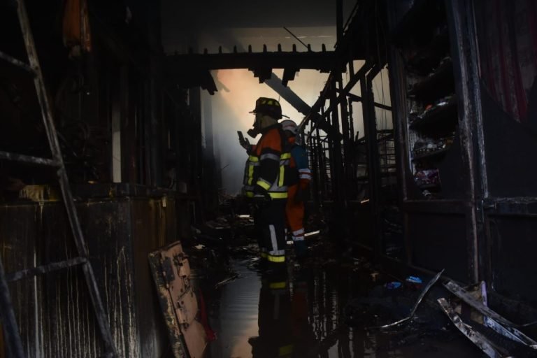 INCENDIO VORAZ: PERSONAL DE LA ALCALDÍA DE LA PAZ VERIFICA SI EXISTE RIESGO ESTRUCTURAL EN LA VIVIENDA