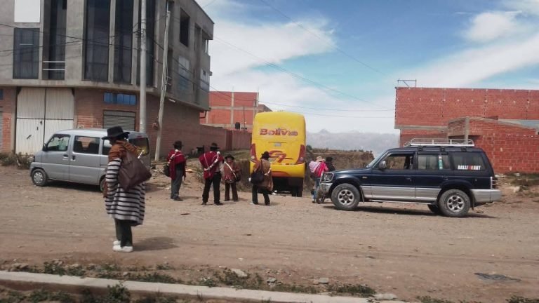 Vecinos de Achocalla se suma a los bloqueos en rechazo al D.S. 5503