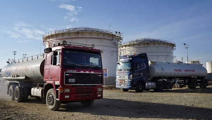 MÁS DE 300 CISTERNAS SIGUEN VARADAS EN SENKATA POR GASOLINA OBSERVADA Y CHOFERES DENUNCIAN ABANDONO; “NO HAY BAÑOS; LOS GASTOS SIGUEN Y NO HAY INGRESOS”