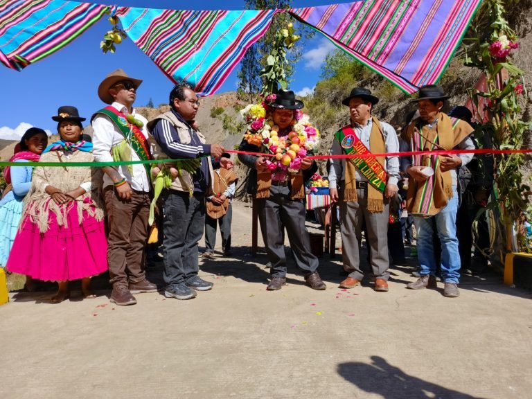 MUNICIPIO YACO CELEBRA :SANTOS QUISPE ENTREGA PUENTE VEHICULAR CHALLOMA CHICO Y FIRMA CONVENIO PARA IMPULSAR LA PRODUCCIÓN DE FRUTAS