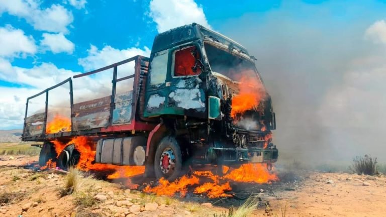 INCINERAN CAMIÓN CON FARDOS DE ROPA USADA EN OPERATIVO CONTRA EL CONTRABANDO EN LA PAZ