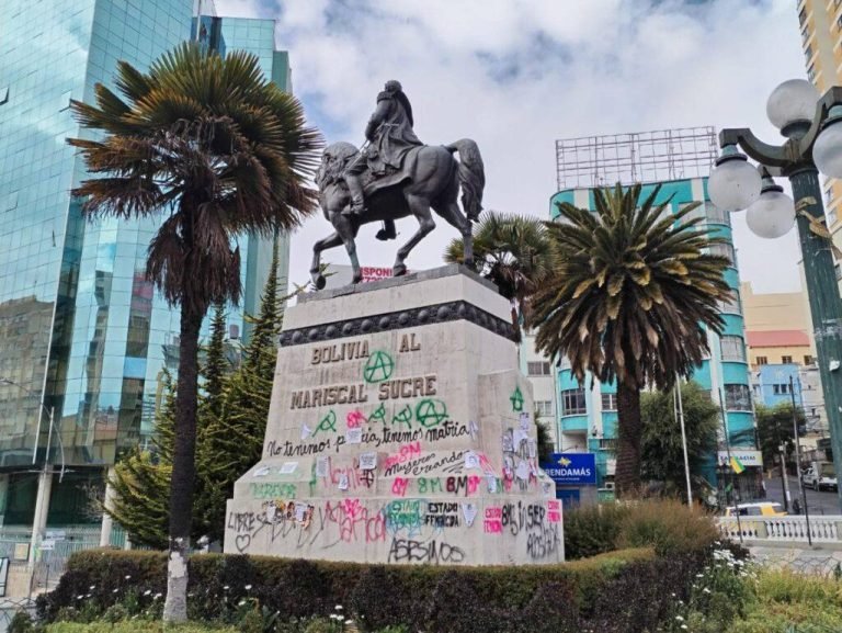 MONUMENTO A SUCRE VUELVE A APARECER CON GRAFITIS; MENSAJES ALUSIVOS AL DÍA INTERNACIONAL DE LA MUJER