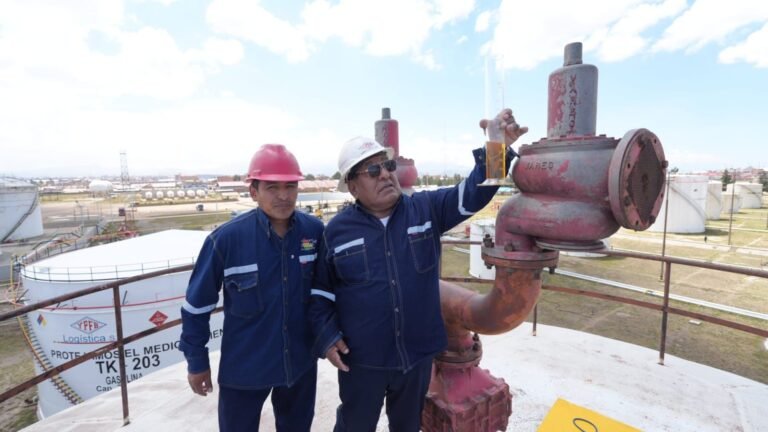 CONFEDERACIÓN SINDICAL DE CHOFERES DE BOLIVIA VERIFICA CALIDAD DE LA GASOLINA DESPACHADA POR YPFB