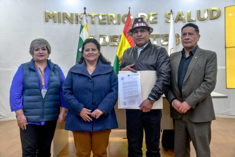 MINISTRA FLORES POSESIONA A WHODIN CARACILA COMO PRESIDENTE DEL DIRECTORIO DE LA C.N.S.