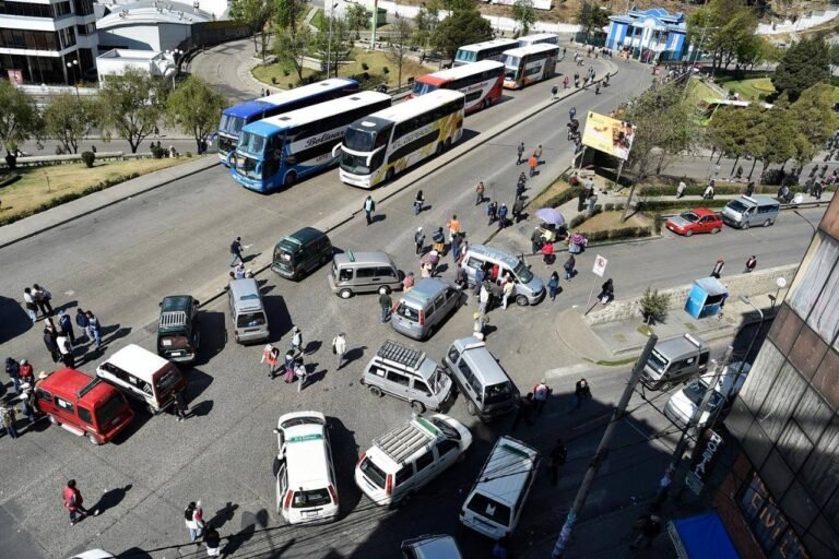 LA PAZ: POLICÍA CONTROLA BLOQUEOS Y COORDINA PASO PARA AMBULANCIAS, PASAJEROS HACIA EL AEROPUERTO Y OTRAS EMERGENCIAS