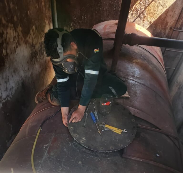 YPFB EJECUTA LIMPIEZA EN TANQUES DE COMBUSTIBLE EN 75 SURTIDORES DE SU PROPIEDAD