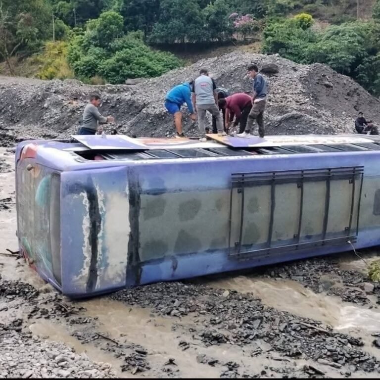 BUS SE VUELCA EN LA RUTA LA ASUNTA–CHULUMANI; NO SE REPORTAN VÍCTIMAS FATALES