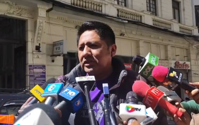 TRANSPORTISTAS DENUNCIAN REAPARICIÓN DE FILAS POR DIÉSEL EN LA PAZ Y EL ALTO