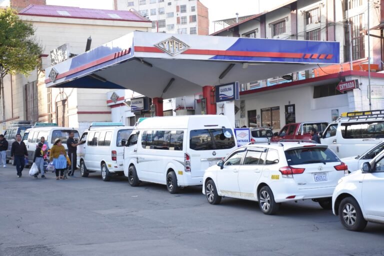 NORMALIZAN LA DISTRIBUCIÓN DE CARBURANTES EN LA PAZ Y LOS SURTIDORES ESTÁN SIN FILAS ESTE LUNES