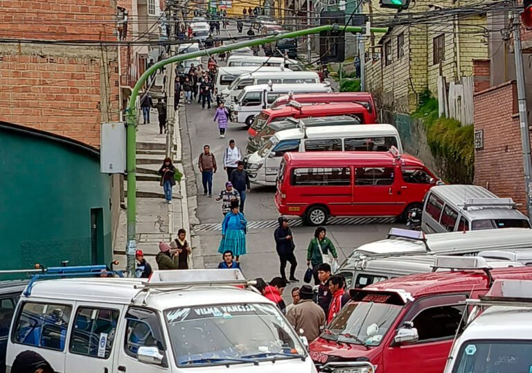 LOS CHOFERES DICEN QUE SOLO DIALOGARÁN CON EL PRESIDENTE PAZ Y ADVIERTEN CON «UN PARO INDEFINIDO» Y NACIONAL