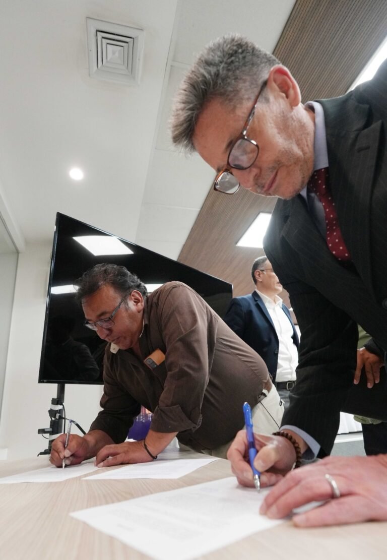 CHOFERES DE LA PAZ Y YPFB FIRMAN ACTA PARA AVANZAR EN COMPENSACIÓN POR GASOLINA DESESTABILIZADA