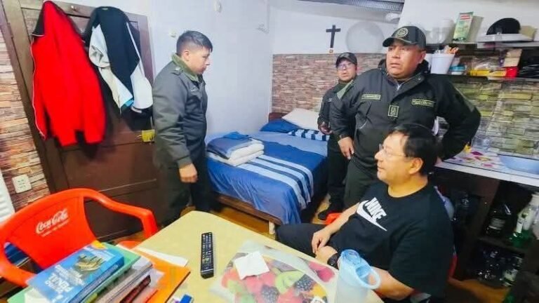 REQUISA EN SAN PEDRO DEJA AL DESCUBIERTO LA CELDA DE LUIS ARCE CON TELEVISOR, MOBILIARIO Y UN ESPACIO ACONDICIONADO COMO COCINA