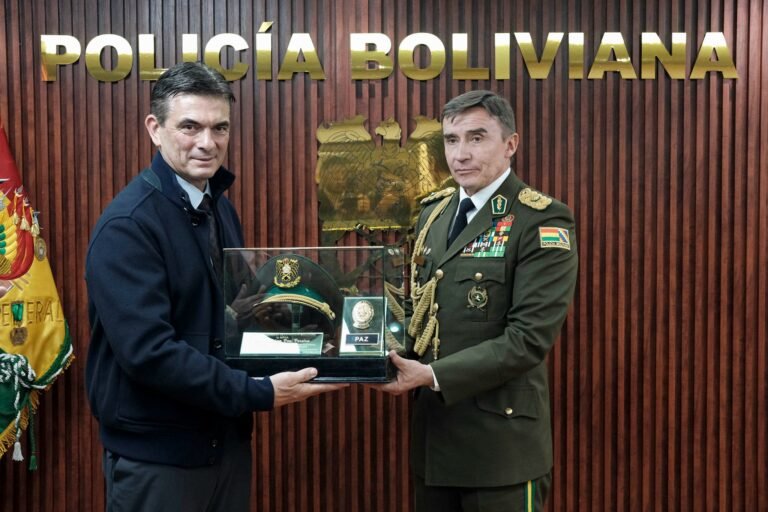 PRESIDENTE RODRIGO PAZ RECONOCE LOS LOGROS DE LA POLICÍA BOLIVIANA Y DEL MINISTERIO DE GOBIERNO EN LA LUCHA CONTRA EL NARCOTRÁFICO Y LA CORRUPCIÓN