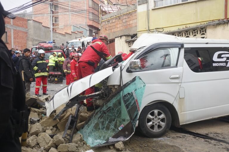 MINIBÚS IMPACTA CONTRA UNA VIVIENDA Y DEJA UNA FALLECIDA Y HERIDOS EN LA ZONA COTAHUMA