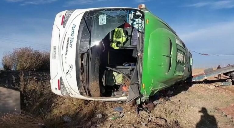 BUS DE TRANSPORTE INTERNACIONAL VUELCA EN RUTA ORURO-PISIGA AL MENOS 7 MUERTOS