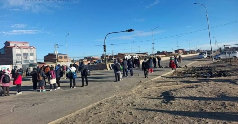 MAESTROS RURALES DE ORURO INICIAN BLOQUEO DE LA RUTA HACIA POTOSÍ EN PROTESTA POR FALTA DE ATENCIÓN DEL GOBIERNO A DEMANDAS SALARIALES Y LABORALES