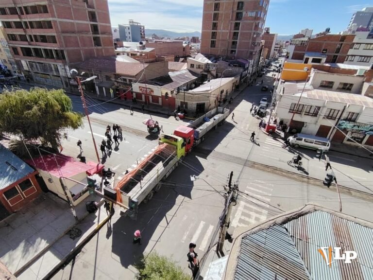 TRANSPORTISTAS DE ORURO INICIARON UN PARO INDEFINIDO CERRANDO LAS VÍAS Y LAS CARRETERAS