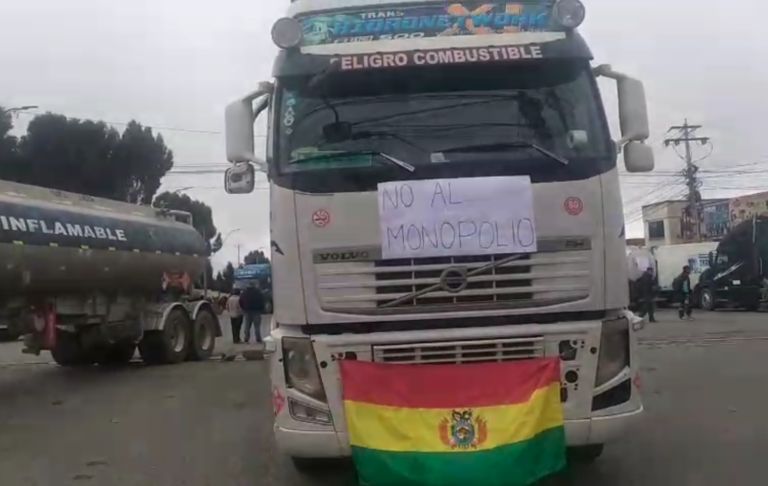 CISTERNAS BLOQUEAN EL CRUCE VIACHA EN LA CIUDAD DE EL ALTO IMPIDIENDO EL TRÁNSITO DEL TRANSPORTE PÚBLICO EN PROTESTA POR ESCASEZ DE COMBUSTIBLE Y EL MONOPOLIO