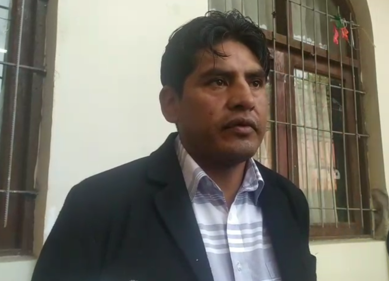 DIRIGENTE GREMIAL DENUNCIA QUE CONCEJALES SALIENTES APRUEBAN FERIAS ILEGALES