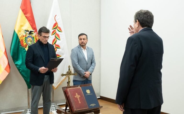 RODRIGO PAZ POSESIONA A MARCELO BLANCO Y ENCARGA RECUPERAR LA SOBERANÍA ENERGÉTICA
