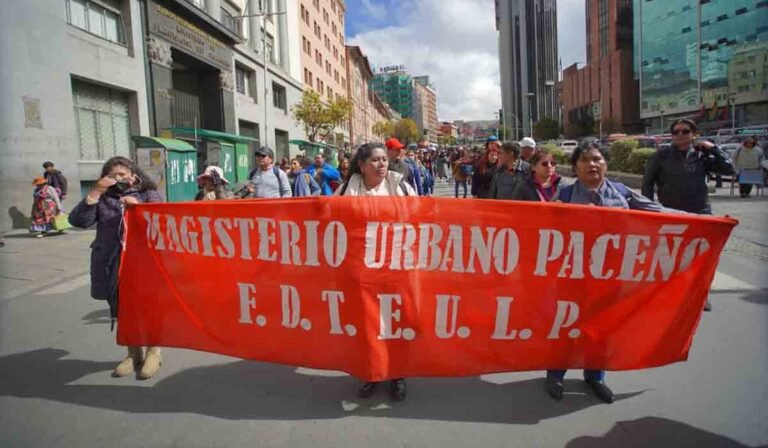 MAESTROS RECHAZAN DIÁLOGO Y CONTINÚAN MARCHA HACIA LA PAZ POR DEMANDA SALARIAL