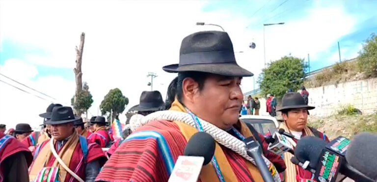 EJECUTIVO DE LA FEDERACIÓN TUPAC KATARI SEÑALA QUE EXISTEN 180 PUNTOS DE BLOQUEO Y QUE DÍA A DÍA SE VAN MASIFICANDO