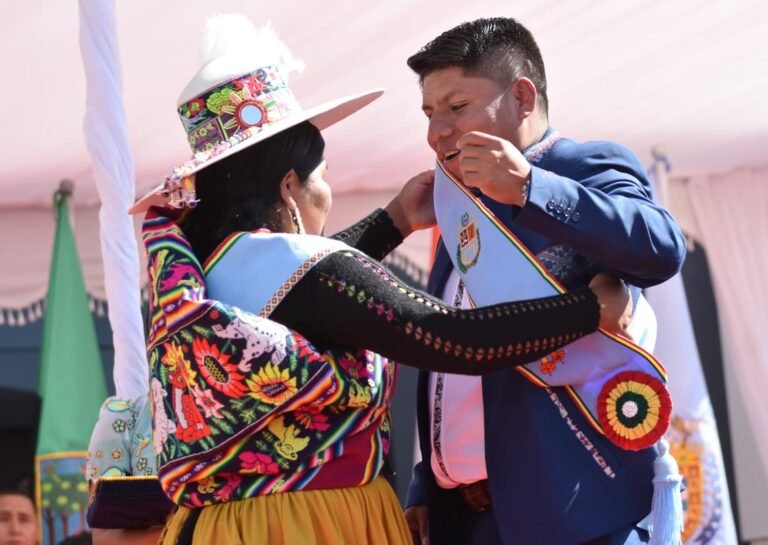LEONARDO LOZA FUE POSESIONADO COMO NUEVO GOBERNADOR DE COCHABAMBA
