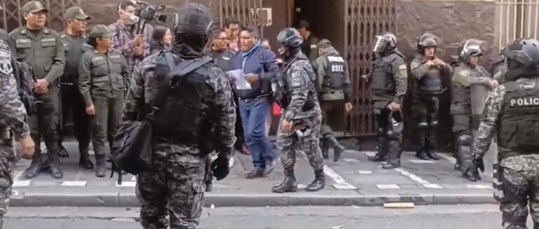 OPERATIVO CON GASES Y DETENCIONES: AL MENOS 13 DIRIGENTES DE LA COB SON ARRESTADOS TRAS TOMA DEL MINISTERIO DE TRABAJO