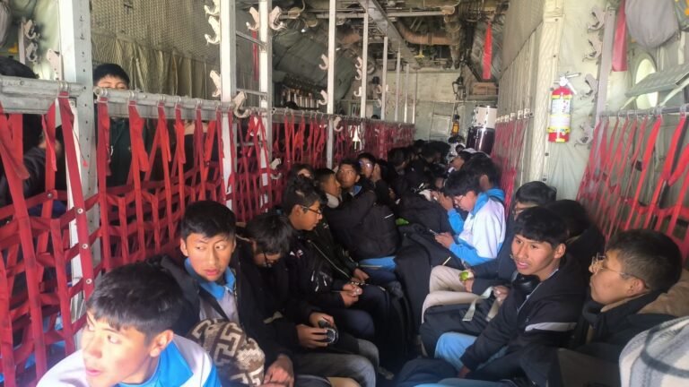 FAB EJECUTA VUELO HUMANITARIO PARA REPATRIAR A 100 CIUDADANOS PERUANOS DESDE ORURO A JULIACA