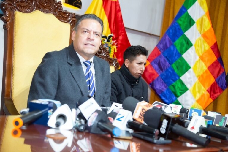 REVILLA CONVOCA AL DIÁLOGO PARA SOLUCIONAR LOS CONFLICTOS EN LA PAZ
