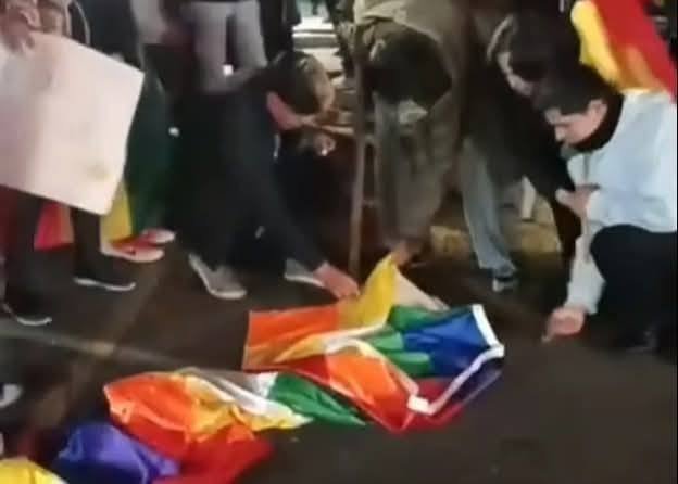 GOBIERNO CONDENA QUEMA DE LA WIPHALA TRAS MARCHA DE RESPALDO A RODRIGO PAZ EN LA PAZ