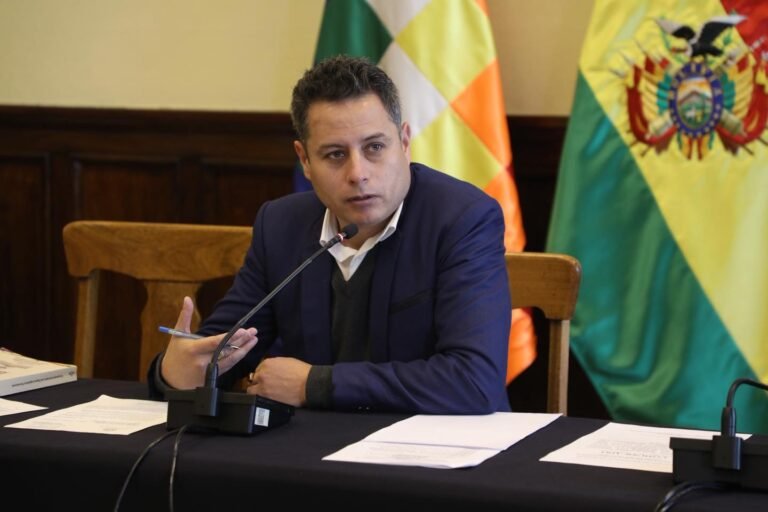ASAMBLEA LEGISLATIVA, ENCABEZADA POR EL VICEPRESIDENTE LARA, CONVOCÓ PARA ESTE MIÉRCOLES A UN DIÁLOGO ENTRE EL PRESIDENTE PAZ, MINISTROS Y SECTORES MOVILIZADOS COMO LA COB Y LOS PONCHOS ROJOS
