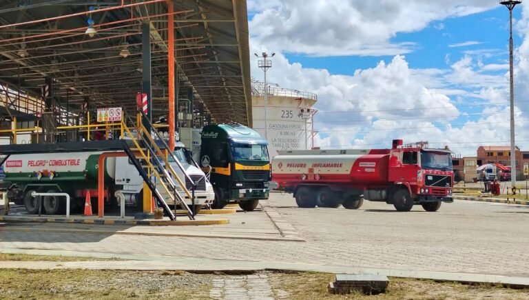 YPFB DESPACHA 1,1 MILLONES DE LITROS DE GASOLINA Y 50.000 GARRAFAS DE GLP PARA EL ALTO Y LA PAZ