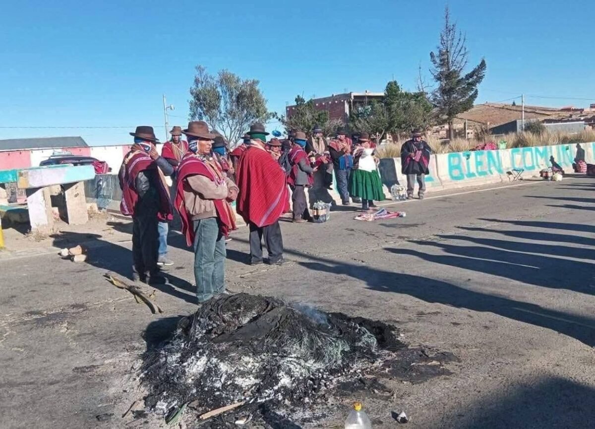 BLOQUEOS SE INTENSIFICAN EN LA PAZ: Ponchos Rojos y vecinos de El Alto ...