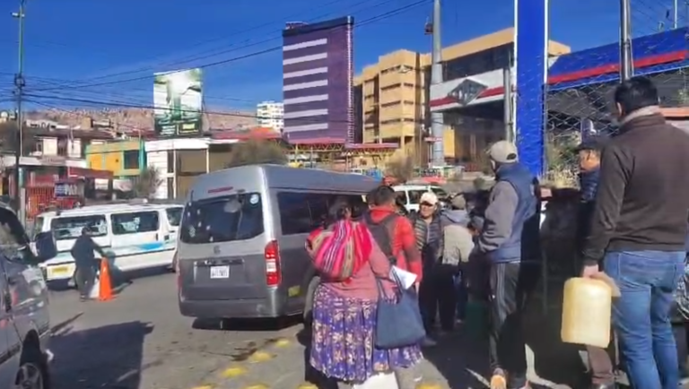 CAOS POR GASOLINA: filas interminables y solo cinco litros por persona