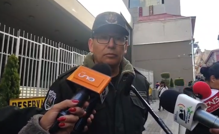 POLICÍA DESPEJA RUTA A YUNGAS Y FRENA VANDALISMO EN EL ALTO