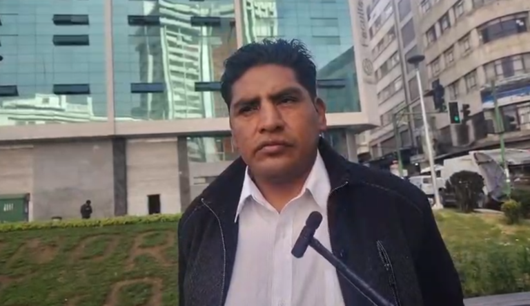 SIÑANI EXIGE UNIDAD Y ACUSA A LA COB DE “DELINCUENCIA”