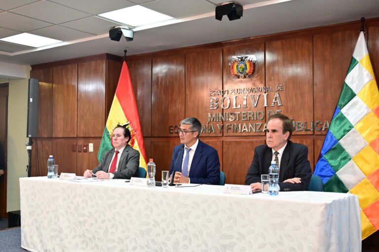 GOBIERNO DISPONE DEVOLUCIÓN DE DEPÓSITOS EN DÓLARES Y NORMALIZA SISTEMA DE REMESAS