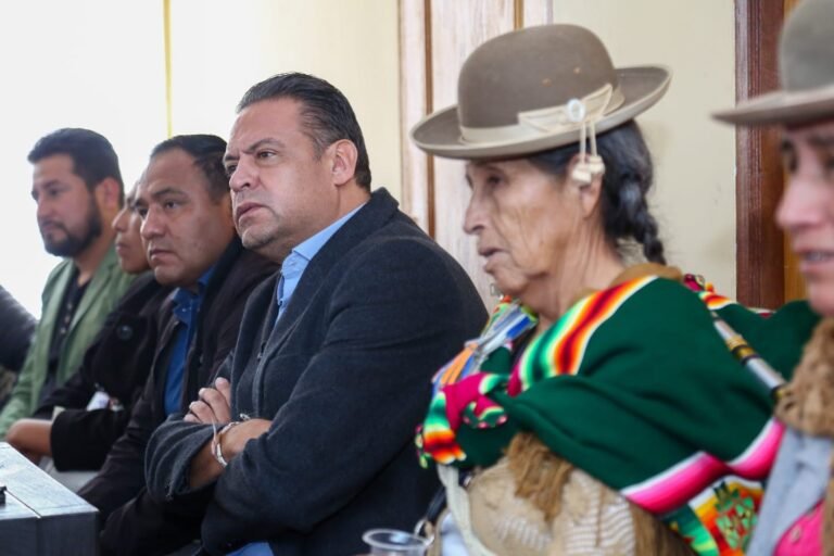 AUTORIDADES DE INQUISIVI Y YUNGAS COORDINAN ACCIONES CON EL GOBERNADOR REVILLA PARA RESTABLECER EL PASO DE PRODUCTOS A LA PAZ