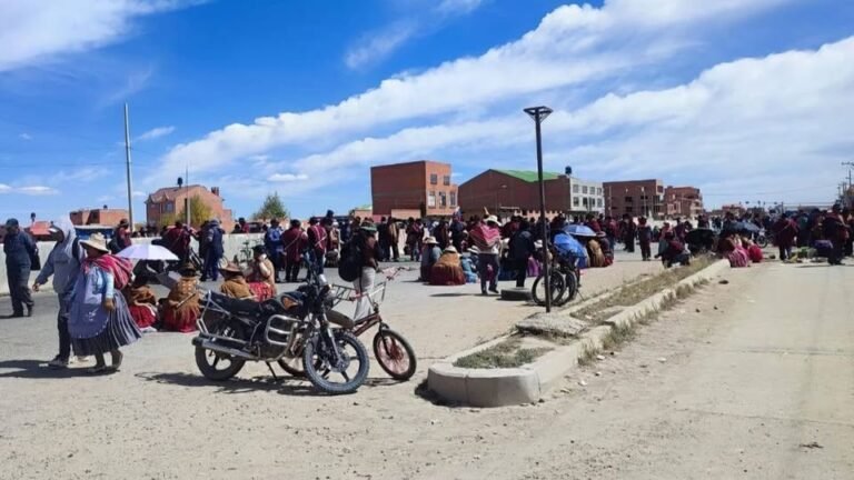LA PAZ PARALIZADA: Más de 70 bloqueos cercan la sede de gobierno