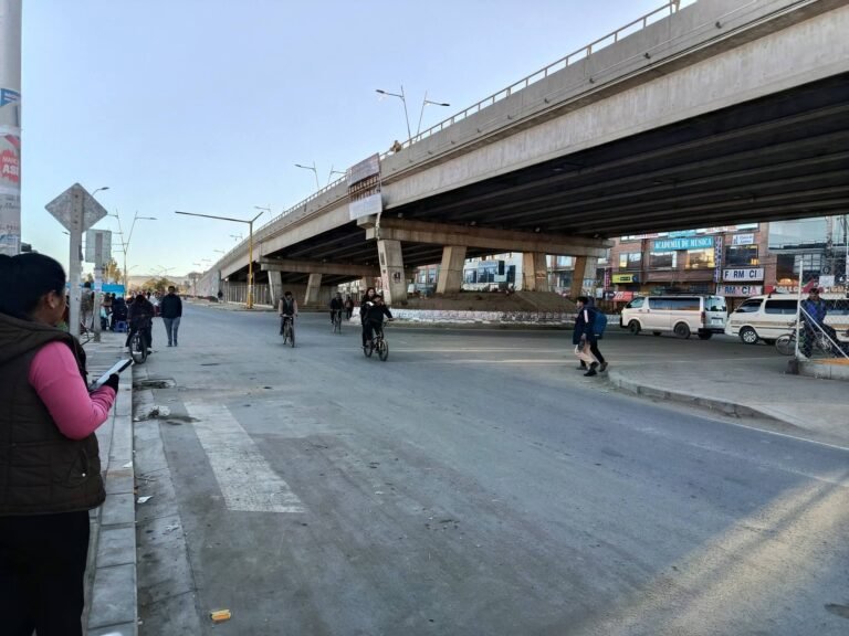 EL ALTO AMANECE PARALIZADO: TRANSPORTE ACATA PARO DE 24 HORAS POR RECLAMOS DE COMBUSTIBLE