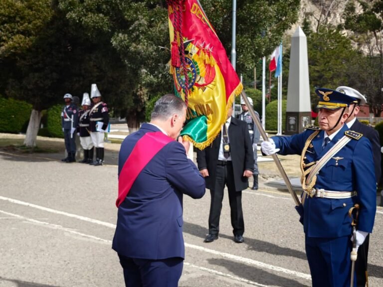 Ministro de Defensa recibe reconocimiento y advierte que el Estado actuará con firmeza frente a intentos de desestabilización