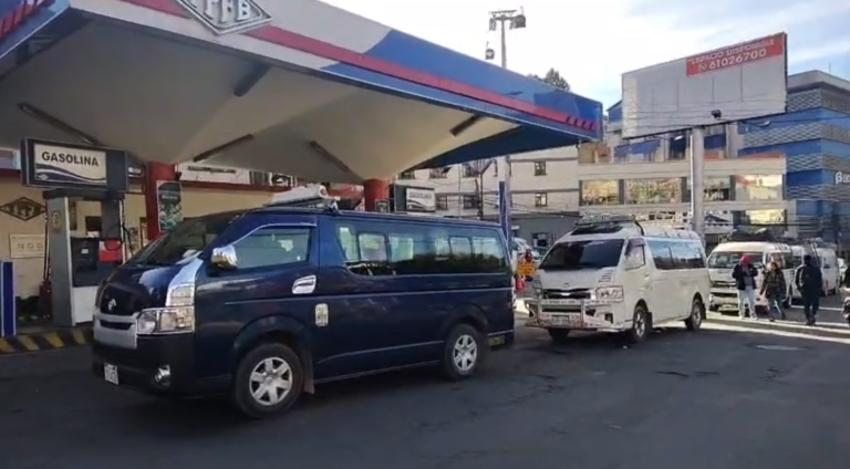 FILAS INTERMINABLES Y CLAMOR DE RENUNCIA: Junio inicia sin combustible en La Paz