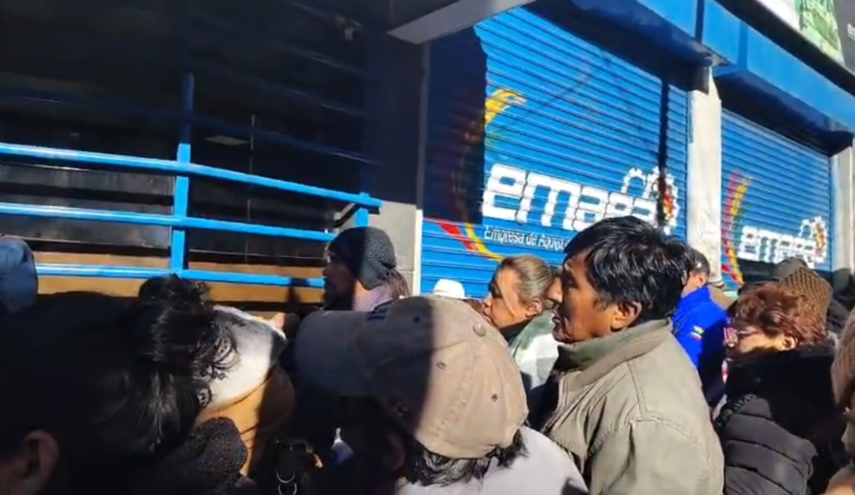 Caos y malestar en filas de EMAPA para la compra de la carne de pollo