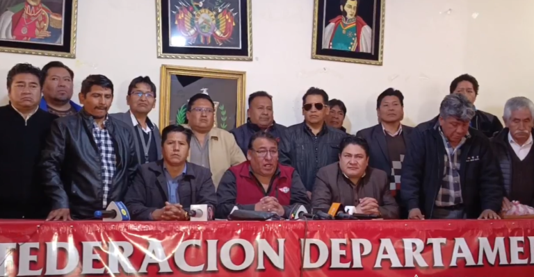FEDERACIÓN DE TRANSPORTE CHUQUIAGO MARKA DESAFÍA AL GOBIERNO: “CUMPLA EN 24 HORAS O NOS UNIMOS AL PUEBLO POR LA RENUNCIA PRESIDENCIAL”