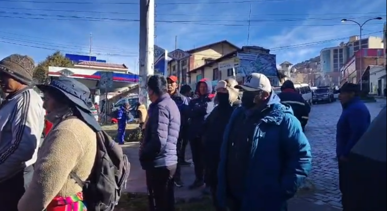 Siete días de frío y hambre: choferes denuncian privilegios y abandono en surtidor estatal