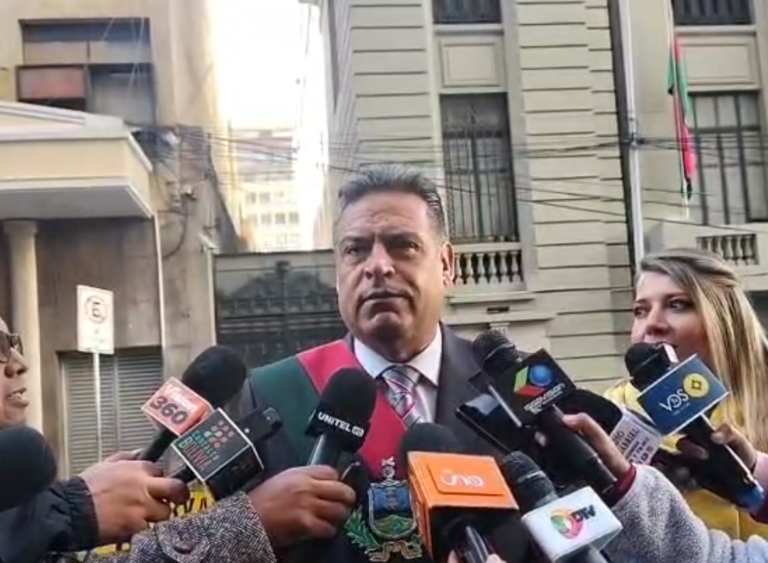 Revilla llama a la unidad en la crisis y anuncia reunión de gobernadores