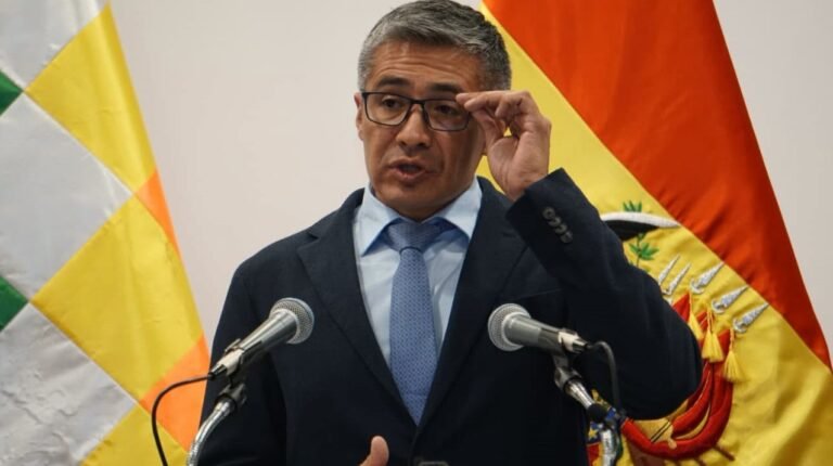 Vía Decreto, Rodrigo Paz destituye a Espinoza tras censura; designa a Oscar Justiniano como ministro interino de Economía