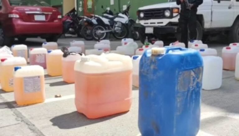 Aprehenden a hombre que acopiaba y ofrecía gasolina hasta en Bs 18 en redes sociales