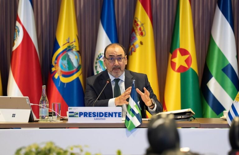 CAF aprueba $us 224 millones para reactivar 12 proyectos carreteros en Bolivia